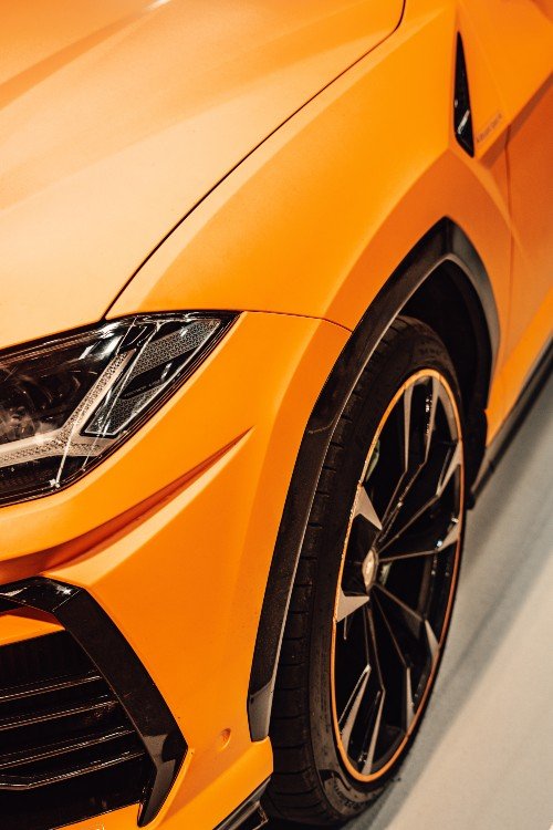 Image d'une voiture jaune sport