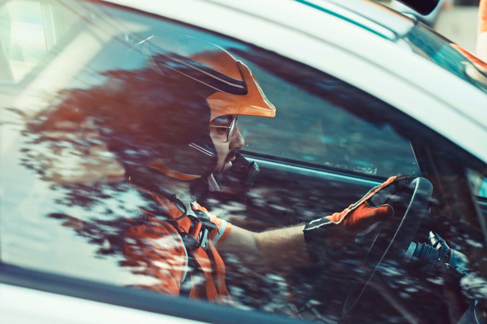 Image d'un pilote de compétition de rallye.